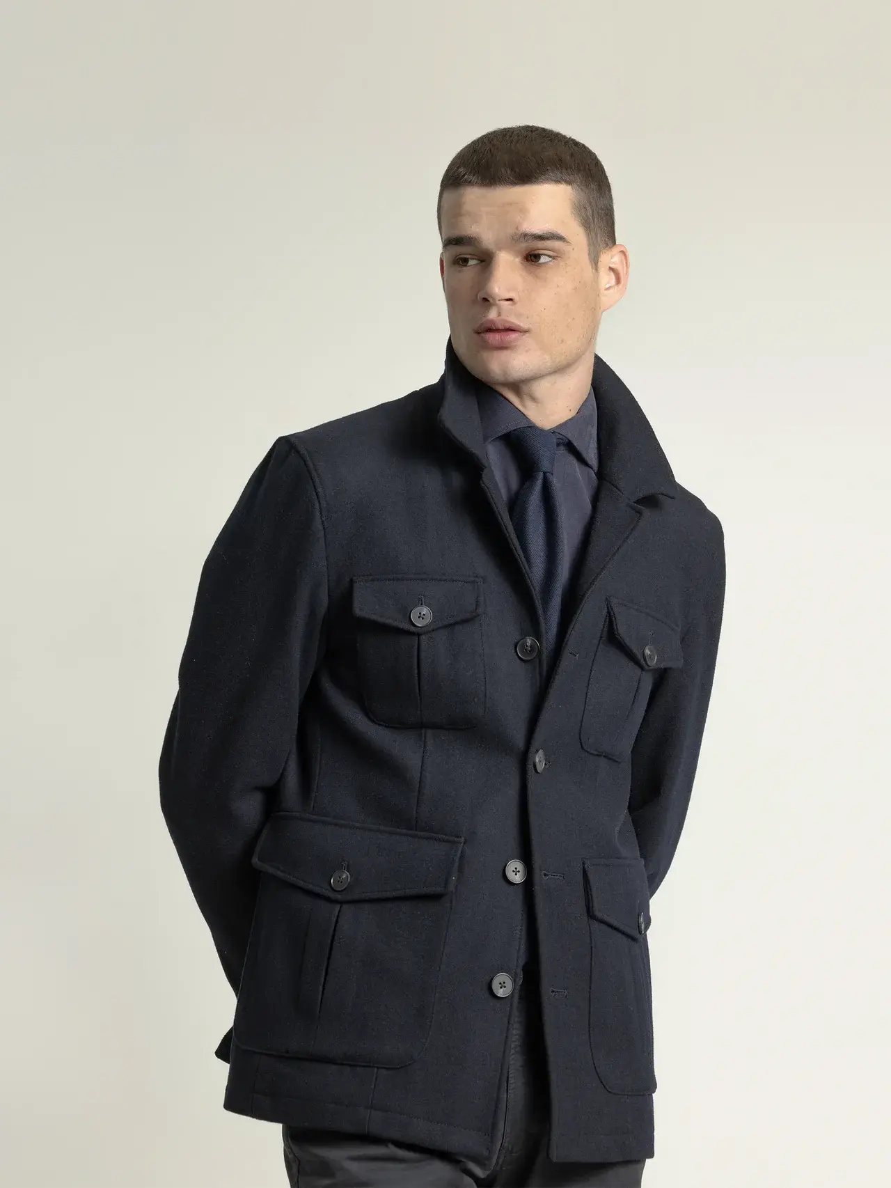 Chaqueta paño azul marino elegante con botones metálicos