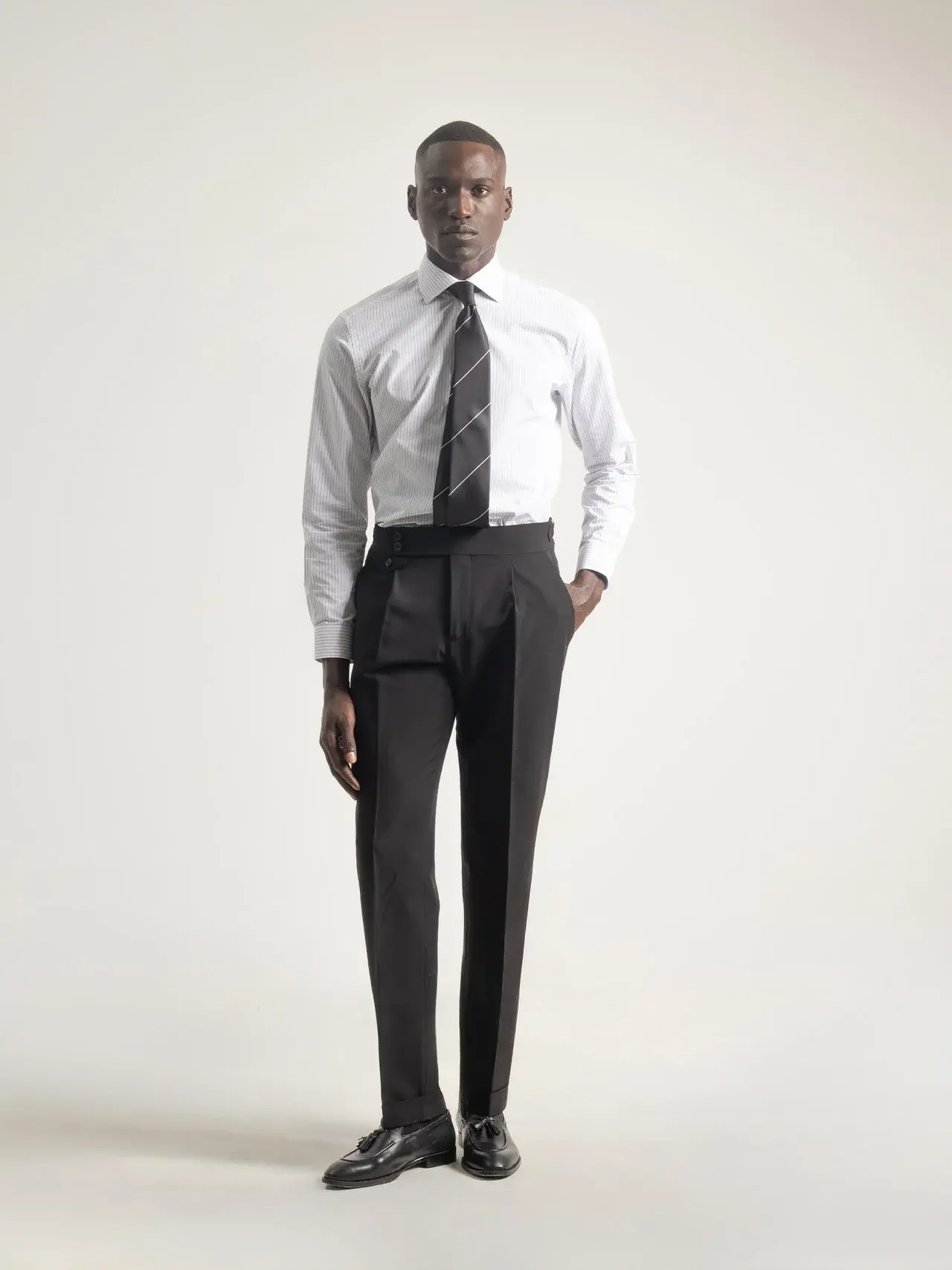 Pantalón travel negro de cintura alta con bolsillos laterales