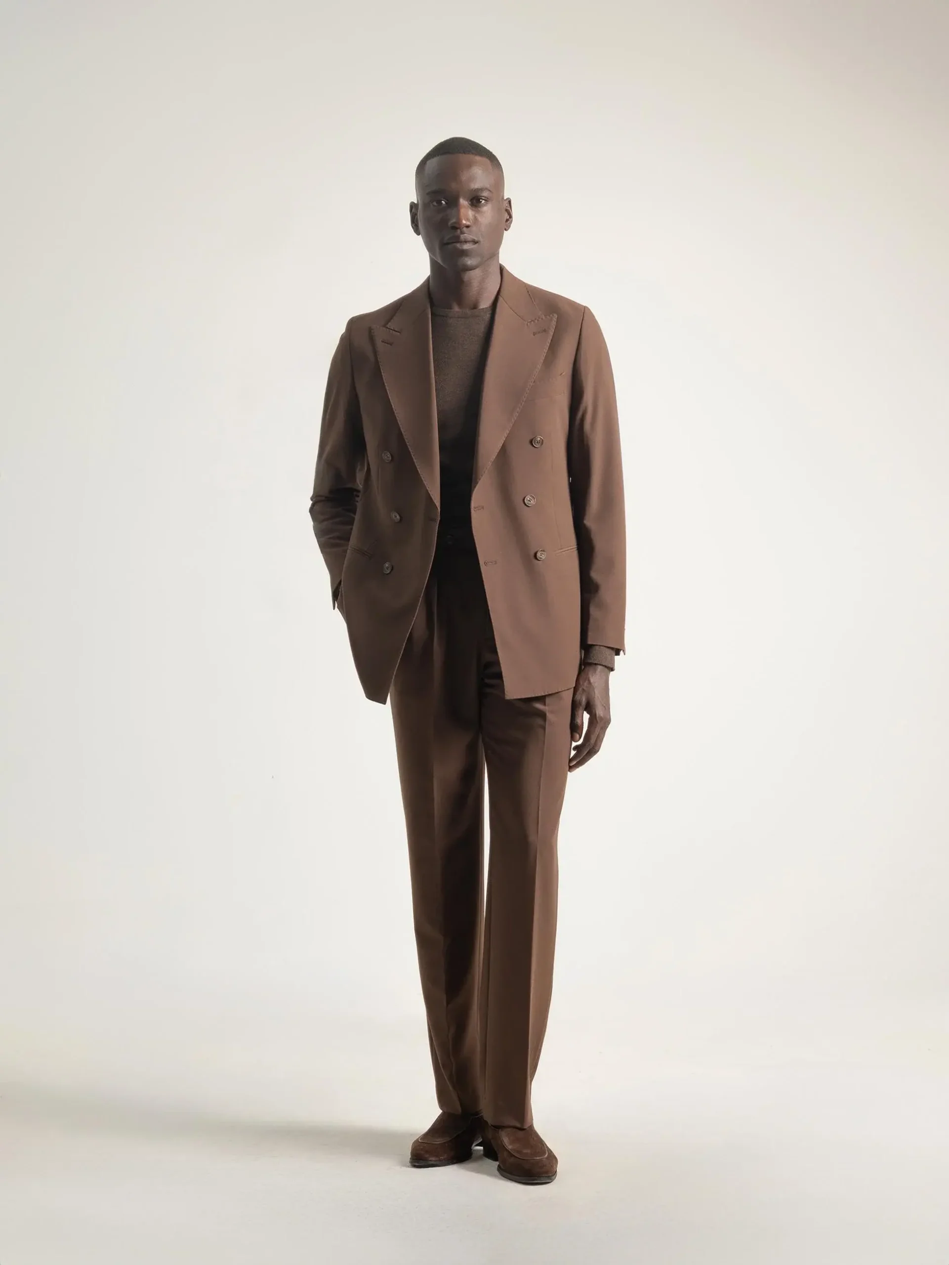 Detalle del tejido y botones del traje cruzado marrón chocolate