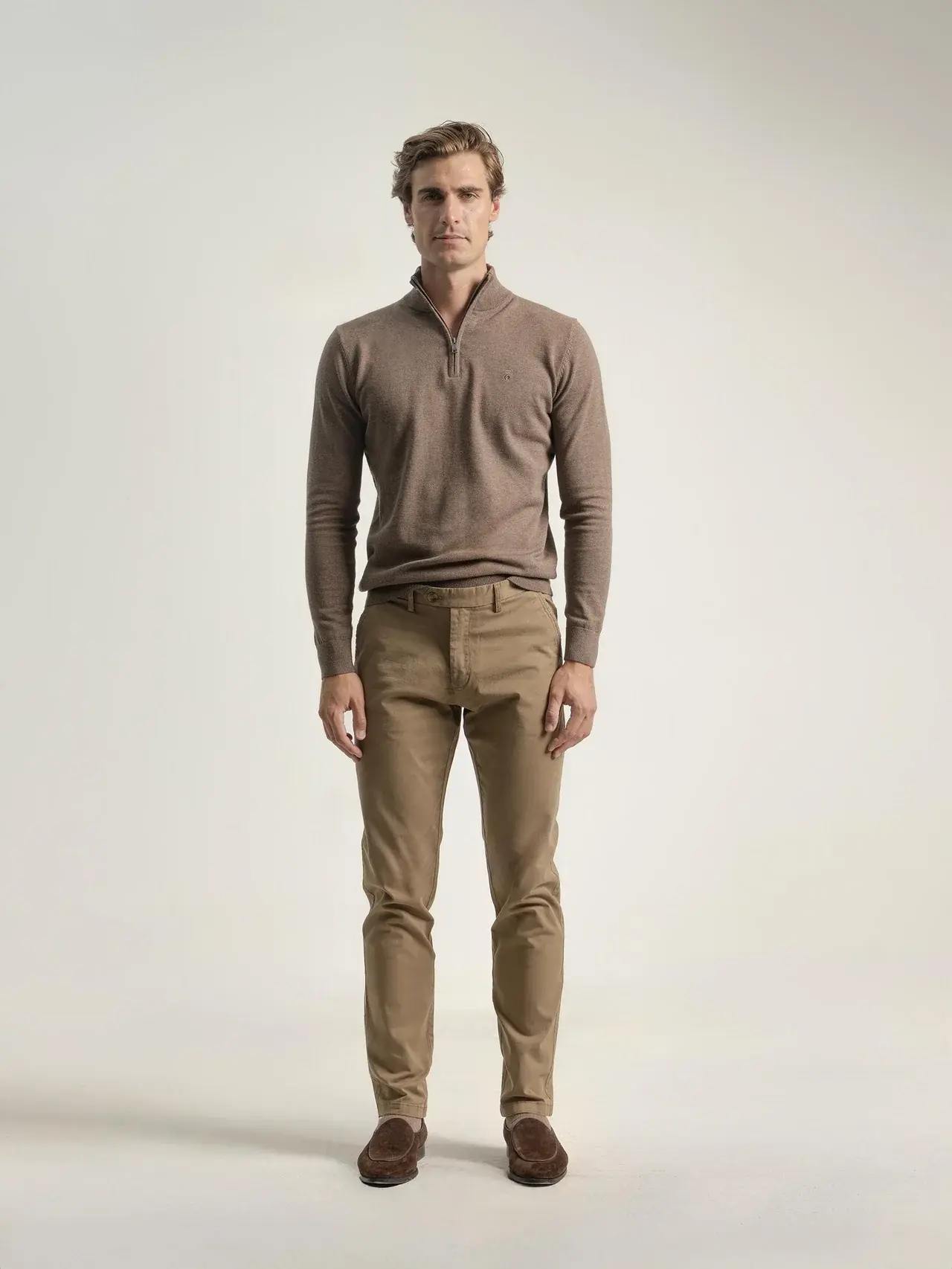 Cierre y costuras del pantalón chino twill tostado de corte moderno.