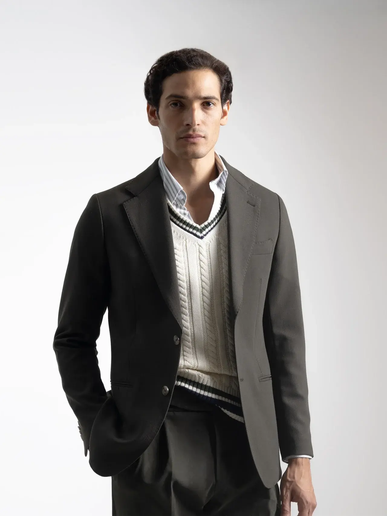 Americana khaki combinada con pantalones beige y mocasines